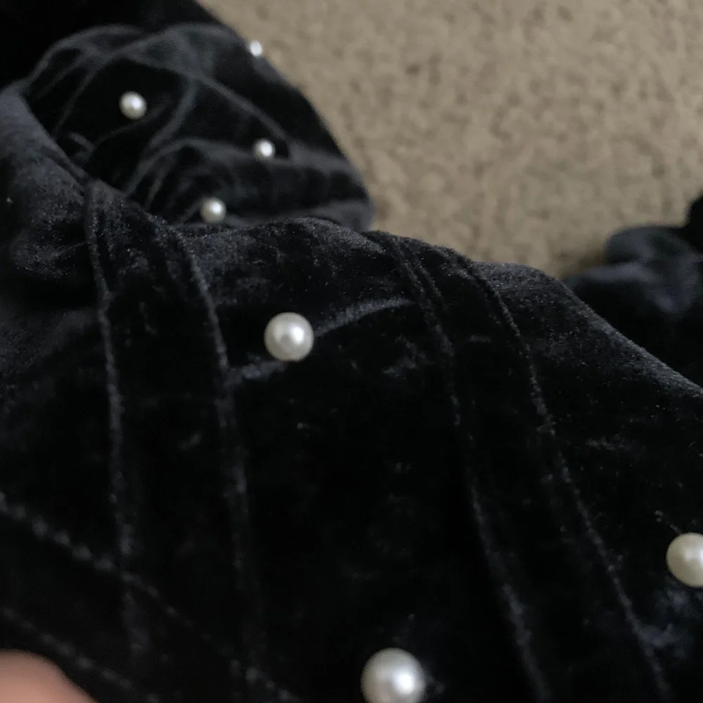 NWOT Privy Small Black Velour Corset Style Faux Pearl Bead Puff Sleeve Crop Top - Picture 5 of 8